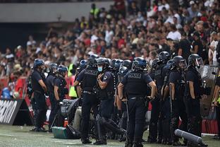 34天只赢1场！阿隆索致敬滕哈赫：都怪裁判，我们走在正确的路上