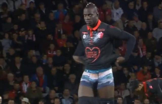 他带着伤坚持踢到最后