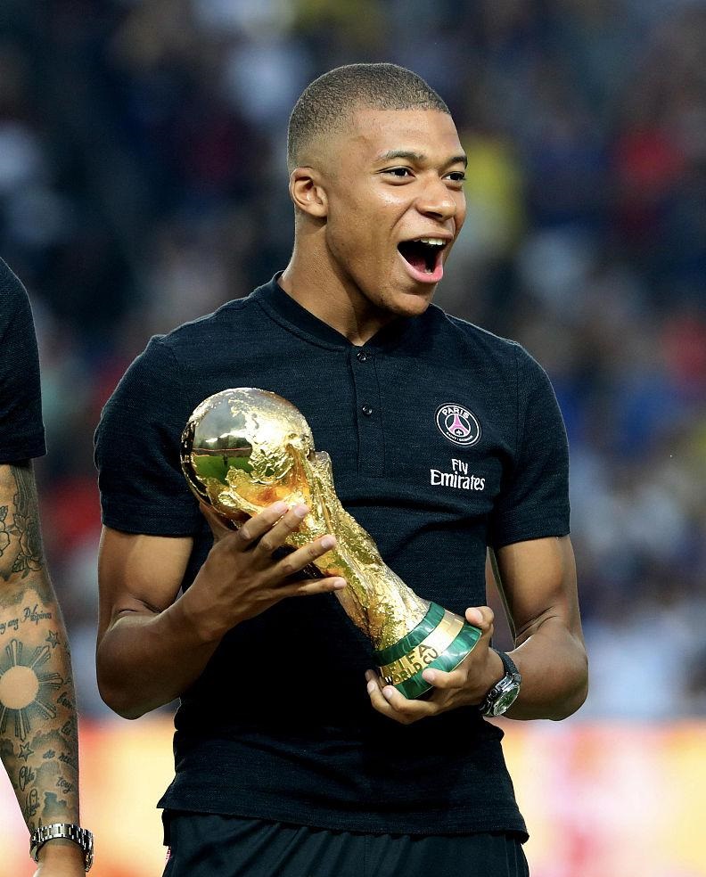 那不勒斯欲租曼联中场梅诺并承担全额薪资