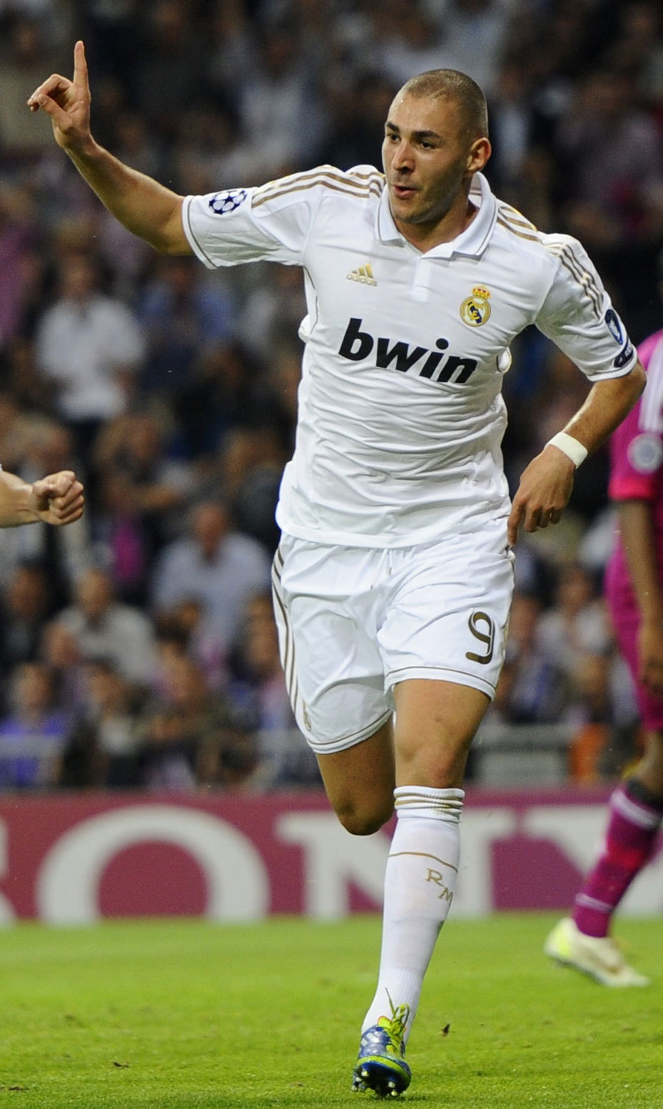 国脚伤愈复出，送出助攻稳定军心